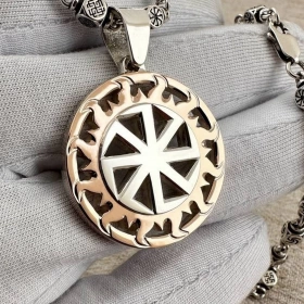 Оберег Коловрат в золотом солнечном круге